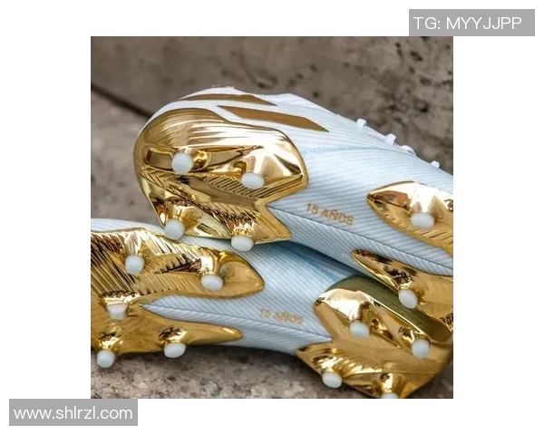 足球明星亲自赠送球迷足球鞋传递热爱与激情的温暖时刻