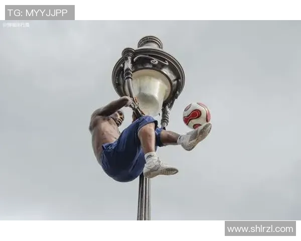 国外足球明星街头挑战真实球技引发热议粉丝反应精彩纷呈